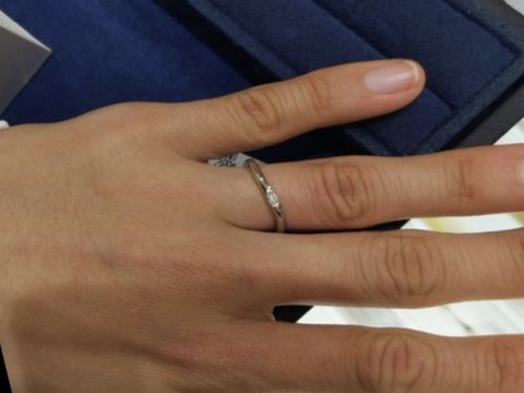 【4℃ BRIDAL(ヨンドシーブライダル)の口コミ】 ウェーブでおしゃれなデザインです。真ん中のダイヤがキラキラしていてか…