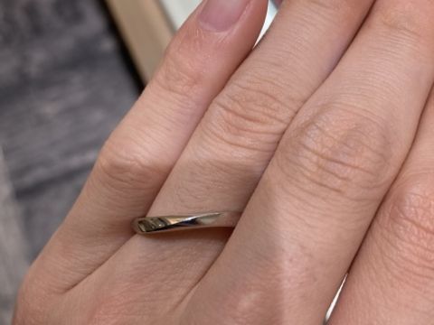 【ラザール ダイヤモンド(LAZARE DIAMOND)の口コミ】 デザイン:ストレートデザインだがウェーブに見えるデザイン、マット加工な…