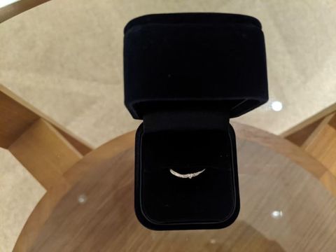 【銀座ダイヤモンドシライシの口コミ】 デザイン:メインのダイヤモンドは大きすぎず、上品に収まっている。メイン…