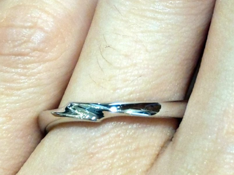 【TRECENTI(トレセンテ)の口コミ】 デザイン:真ん中で端と端が合体したようなデザインでオシャレな指輪であっ…