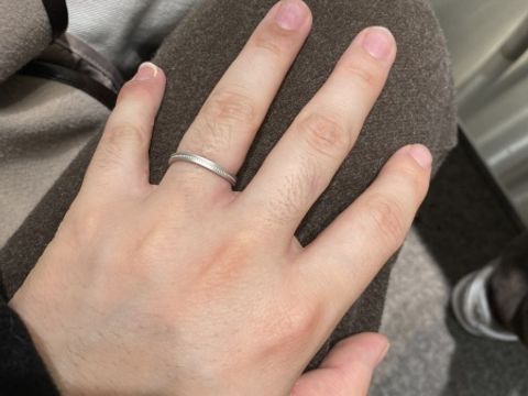 【アイプリモ(I-PRIMO)の口コミ】 元々は非常にシンプルな指輪を希望していたが、この指輪の中央に小さなハ…
