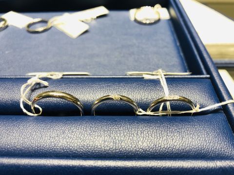 【銀座ダイヤモンドシライシの口コミ】 ワンポイントで斜めにダイアモンドがあしらわれている独特なデザインで、…