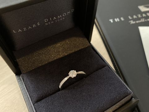 【ラザール ダイヤモンド(LAZARE DIAMOND)の口コミ】 真ん中のダイヤモンドにかけてキュッと細くなるリングのデザインが可愛い…
