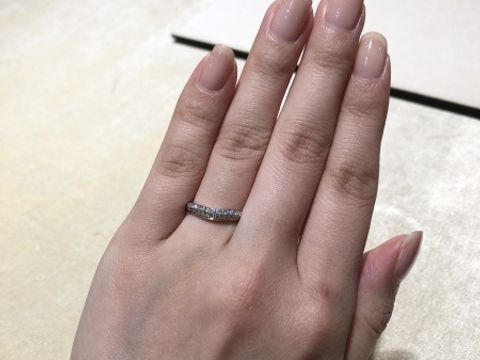 【ブルガリ(BVLGARI)の口コミ】 プラチナでダイヤ入りで婚約指輪との重ね付けの相性が良いものを探してい…