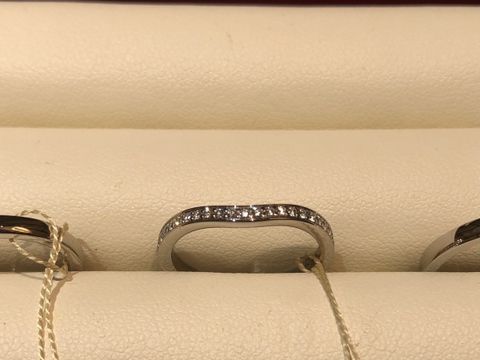 【カルティエ(Cartier)の口コミ】 プラチナでハーフエタニティで絶妙なカーブがお気に入りのデザインでした…
