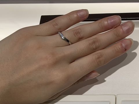 【俄(にわか)の口コミ】 茜雲や単衣など様々な種類の結婚指輪を試着しました。
華奢でウェーブにさ…
