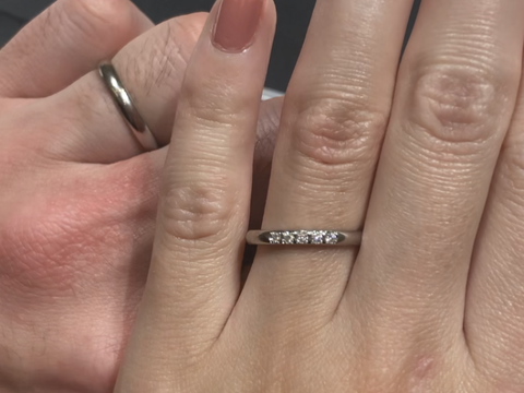 【ラザール ダイヤモンド(LAZARE DIAMOND)の口コミ】 男性用はデザインのないシンプルなリング、女性用は他の指輪より一際大き…