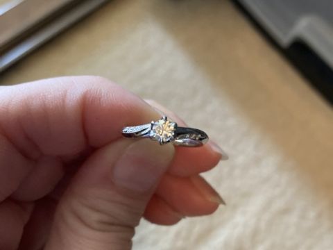 【エクセルコダイヤモンド(EXELCO DIAMOND)の口コミ】 婚約指輪を探しにいきました。一粒のダイヤモンドが非常に美しいのと、そ…