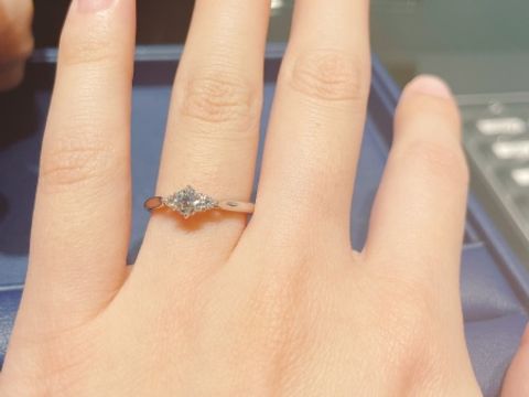 【エクセルコダイヤモンド(EXELCO DIAMOND)の口コミ】 中央にメインのダイヤ、横に二つのメレダイヤ、指輪部分はミルウチされた…