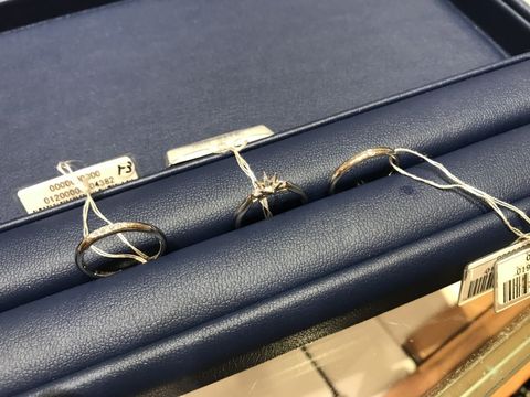 【銀座ダイヤモンドシライシの口コミ】 指輪のリングのバリエーションが非常に豊富で、満足できるデザインが選べ…