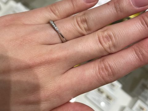 【ケイウノ ブライダル(K.UNO BRIDAL)の口コミ】 商品名の通り、リボンのようにねじれたデザインで、指も綺麗に見えるよう…