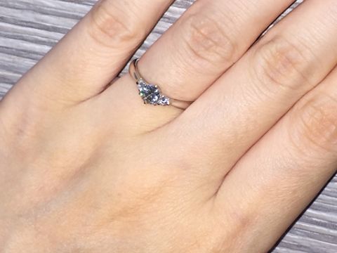 【Mr.MONDIAM & Ms.APHRODITE(ミスターモンディアムアンドミスアフロディーテ)の口コミ】 デザイン、価格、共に他店より満足のいくものでした。
事前にネットでカラ…