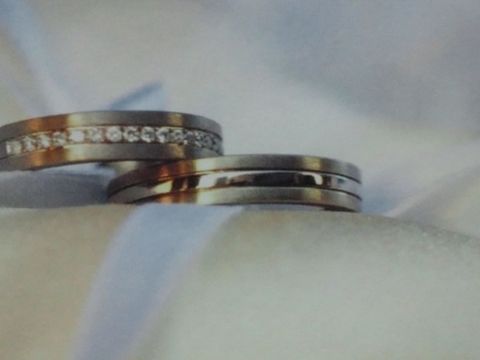 【AHKAH(アーカー)の口コミ】 私も旦那も、一般的なシルバーの細い結婚指輪が似合わないので、ゴールド…