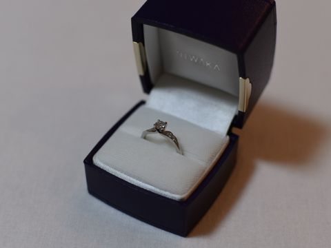 【俄(にわか)の口コミ】 メレダイヤがアシンメトリーに配置されていて、他にはないデザインで被り…