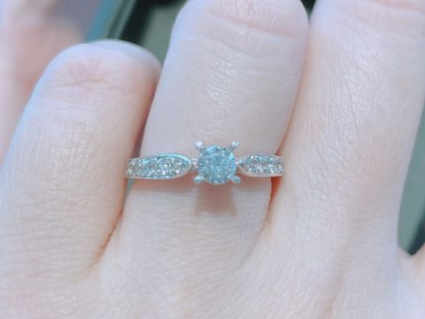 【エクセルコダイヤモンド(EXELCO DIAMOND)の口コミ】 センターのダイヤモンドに高さもあり、センターに目が行くデザインです。…