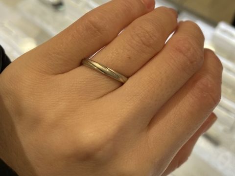 【ヴァンドーム青山(VENDOME AOYAMA)の口コミ】 全体的に艶消し加工がされた指輪ですが、模様が入っておりキラリと光りま…