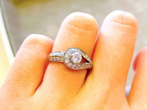 【ヴァン クリーフ＆アーペル(Van Cleef & Arpels)の口コミ】 センターのダイヤモンドを囲むようにメレダイヤモンドが周りを曲線で埋め…