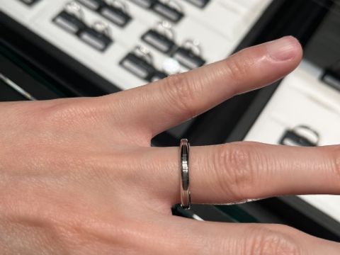 【ラザール ダイヤモンド(LAZARE DIAMOND)の口コミ】 結婚指輪＝シンプルなプラチナ素材の指輪と考えていたが、さりげなく中央…