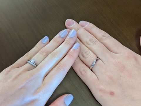 【ラザール ダイヤモンド(LAZARE DIAMOND)の口コミ】 シンプルなストレートデザインですが、ダイヤモンドがななめに11石入って…