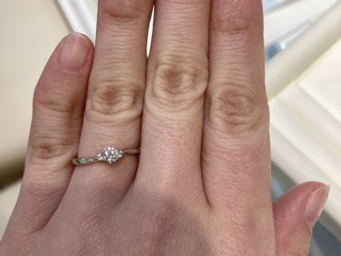 【ESTELLE(エステール)の口コミ】 婚約指輪と結婚指輪を重ね付けしたいと考えており、あまりリングの部分が…