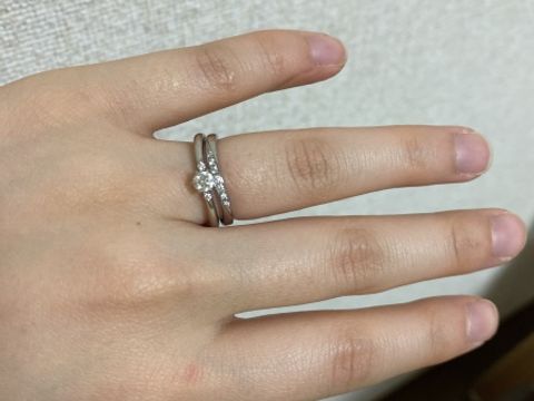 【4℃ BRIDAL(ヨンドシーブライダル)の口コミ】 婚約指輪を4℃ブライダルで頂いたため、重ね付け出来るデザインで探してい…