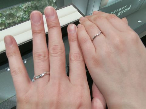 【VEIL(ヴェール)の口コミ】 珍しいピンクダイヤモンドのメレダイヤが付いている指輪でした。
デザイン…