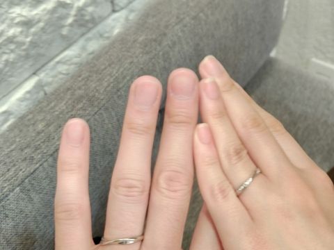 【snow(スノウ)の口コミ】 細めの指輪を探していた時期に試着させていただいた指輪になります。
私た…