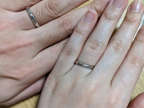 【CHER LUV(シェールラブ)の口コミ】 一生つけるものなので、シンプルかつ、2人の雰囲気に合う丸みを帯びたデザ…