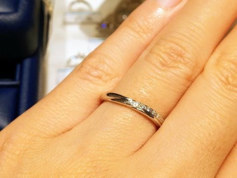 【銀座ダイヤモンドシライシの口コミ】 メレダイヤモンドの入っている結婚指輪です。メレダイヤモンドに沿うよう…