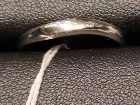 【I's stone(アイズストーン)の口コミ】 ウェーブで指がきれいに見えます。男性で指が細めの方に向いています。プ…