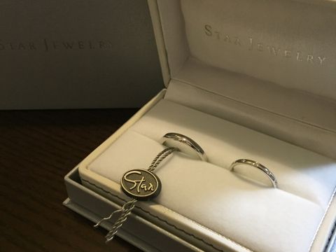【STAR JEWELRY(スタージュエリー)の口コミ】 婚約指輪と重ね付けをしたかったため、細くてストレートのデザインを探し…