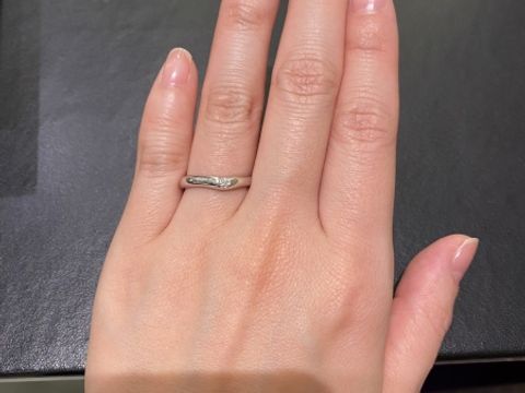 【MIKIMOTO(ミキモト)の口コミ】 指輪の中央に向かって緩やかなブイのウェーブになったデザインで、一粒の…