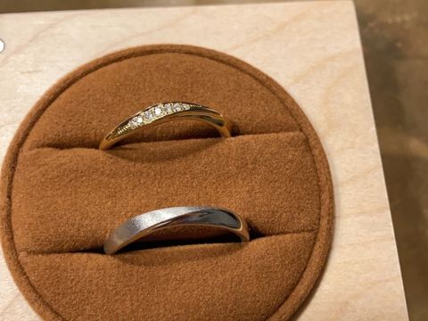 【ringram(リングラム)の口コミ】 婚約指輪にあわせてウェーブタイプでかつゴールドを指輪を探しており、ダ…
