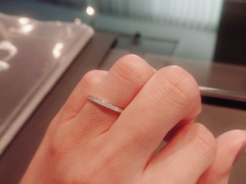 【エクセルコダイヤモンド(EXELCO DIAMOND)の口コミ】 埋め込まれたダイヤの両サイドにクレッシェンドが刻印されたデザインです…