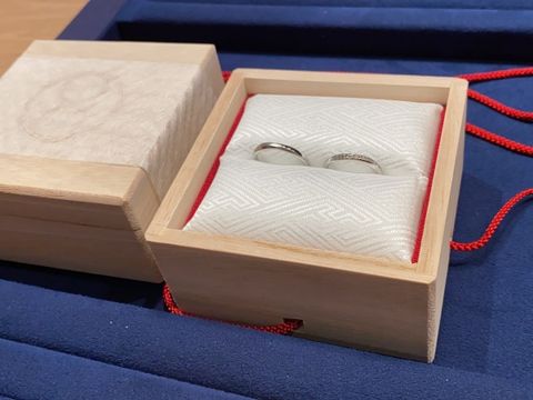 【TOMOE(トモエ)の口コミ】 婚約指輪の種類と同じ種類の結婚指輪だったので選びました。重ね付けでき…