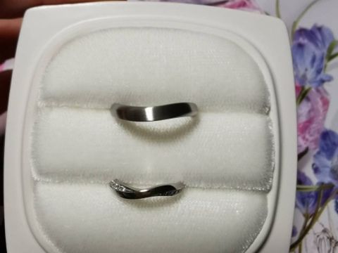 【俄(にわか)の口コミ】 デザインは一緒にしたかったのですが、男性でも違和感がないゆるやかな曲…