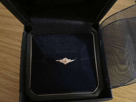 【銀座ダイヤモンドシライシの口コミ】 指輪は、婚約指輪として定番の中央に一粒ダイヤのあるものを前提に選びま…