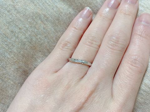 【エクセルコダイヤモンド(EXELCO DIAMOND)の口コミ】 ゆるやかなウェーブライン、メレダイヤモンド部分の幅の長さ、メレダイヤ…