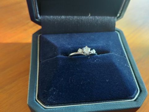 【銀座ダイヤモンドシライシの口コミ】 指が短いので、色々試したら、Ｖの形の指輪が指がすらっと見えた。

今流…