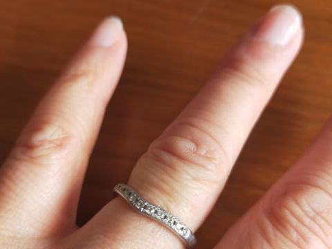 【銀座ダイヤモンドシライシの口コミ】 婚約指輪とセットで付けれる。ダイヤモンドが沢山付いてとても豪華に見え…
