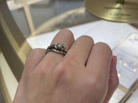 【カルティエ(Cartier)の口コミ】 他のブランドにはない、唯一無二のデザインです。アームは太めで、華奢と…