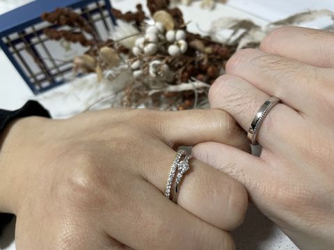 【RosettE(ロゼット)の口コミ】 婚約指輪のダイアモンドに似合うデザインで決めました。手の血色が黄色い…