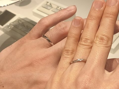 【銀座ダイヤモンドシライシの口コミ】 ウェーブ、V字で可愛いです。ダイヤモンドは細かく横に広がって打ち込まれ…