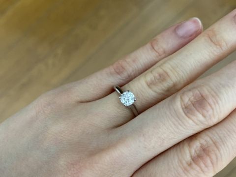 【カルティエ(Cartier)の口コミ】 一見、シンプルなデザインに見えますが、洗練されたカッティングや指輪の…