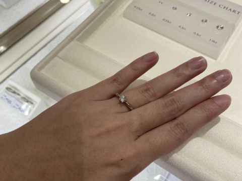 【festaria bijou SOPHIA(フェスタリア ビジュソフィア)の口コミ】 ダイヤモンドのカットのデザインがとても素敵で結婚する前からフェスタリ…
