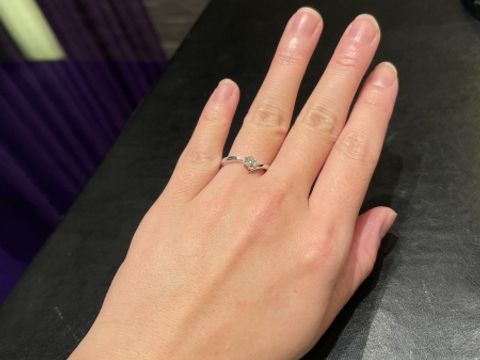 【MIKIMOTO(ミキモト)の口コミ】 定番の一粒ダイヤタイプでありながら、アームの形に特徴があるお洒落なリ…