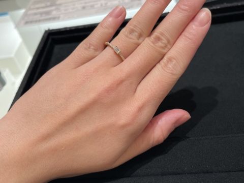 【ティファニー(Tiffany & Co.)の口コミ】 エメラルドカットのダイヤが輝くお洒落なリングです。
いかにも婚約指輪！…