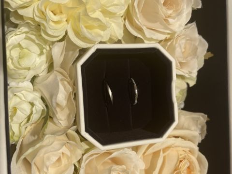 【4℃ BRIDAL(ヨンドシーブライダル)の口コミ】 婚約指輪と一緒につけた時に、デザインが綺麗に見えるようなデザインが良…