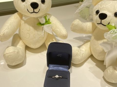 【4℃ BRIDAL(ヨンドシーブライダル)の口コミ】 彼氏が私に選んでくれたのですが、実物はダイヤモンドが目立っていてとて…