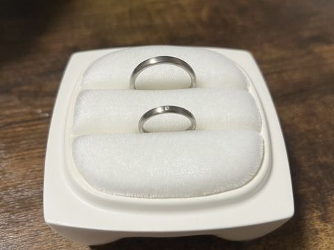 【俄(にわか)の口コミ】 指輪のデザインの幾重にも重なるやわらかな木目模様は、継ぎ目がなく永遠…